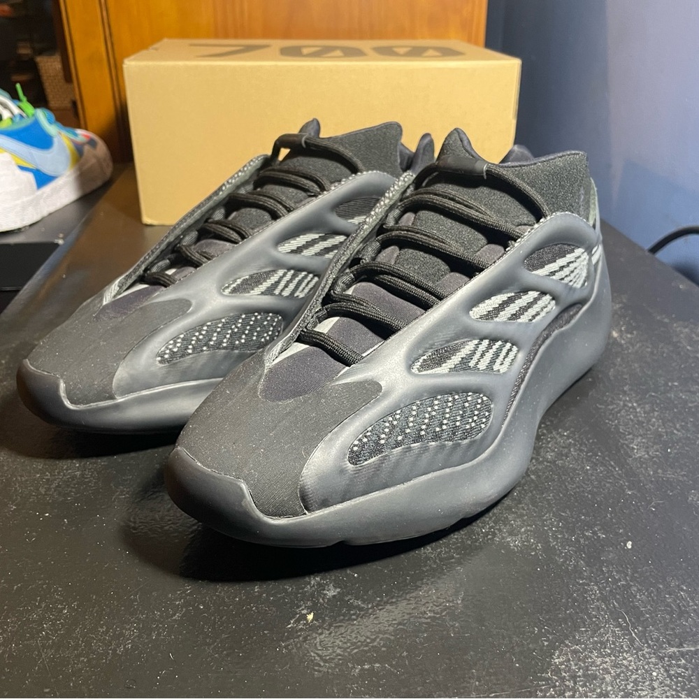 Adidas Yeezy 700 V3 Dark Glow Size 11